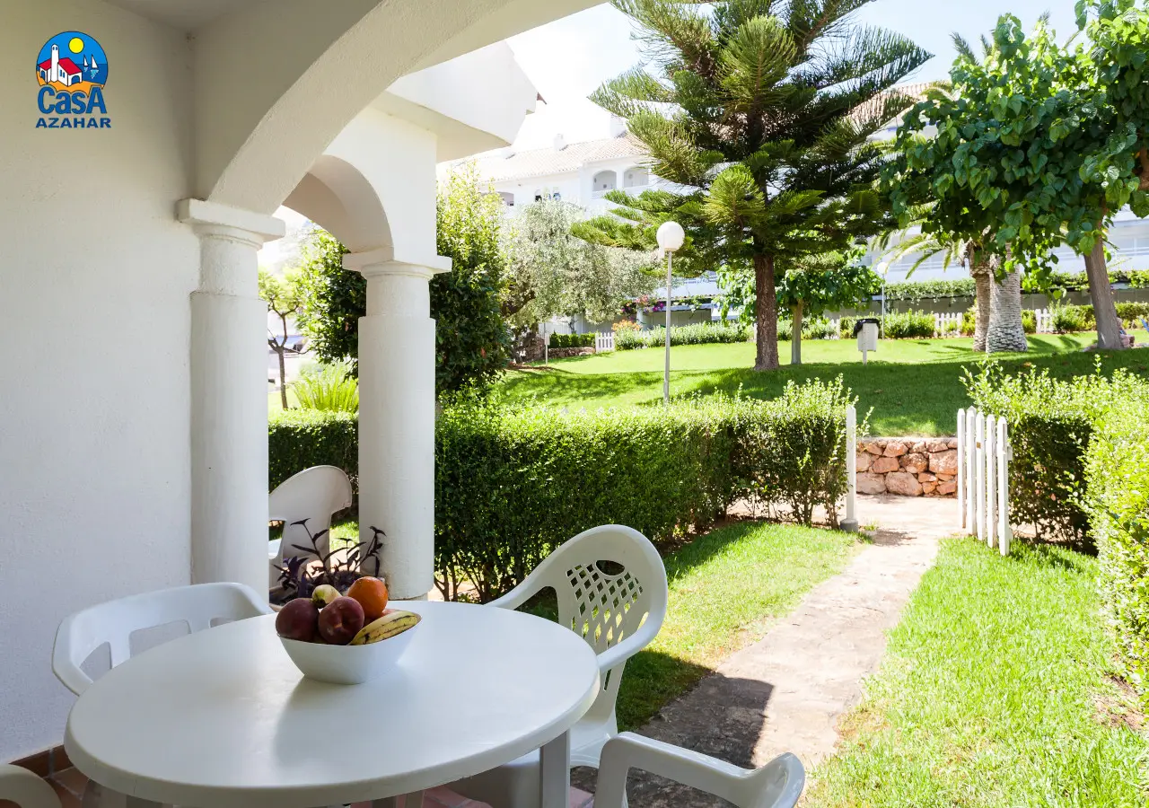 Porche et grand jardin de la résidence Al Andalus à Alcossebre