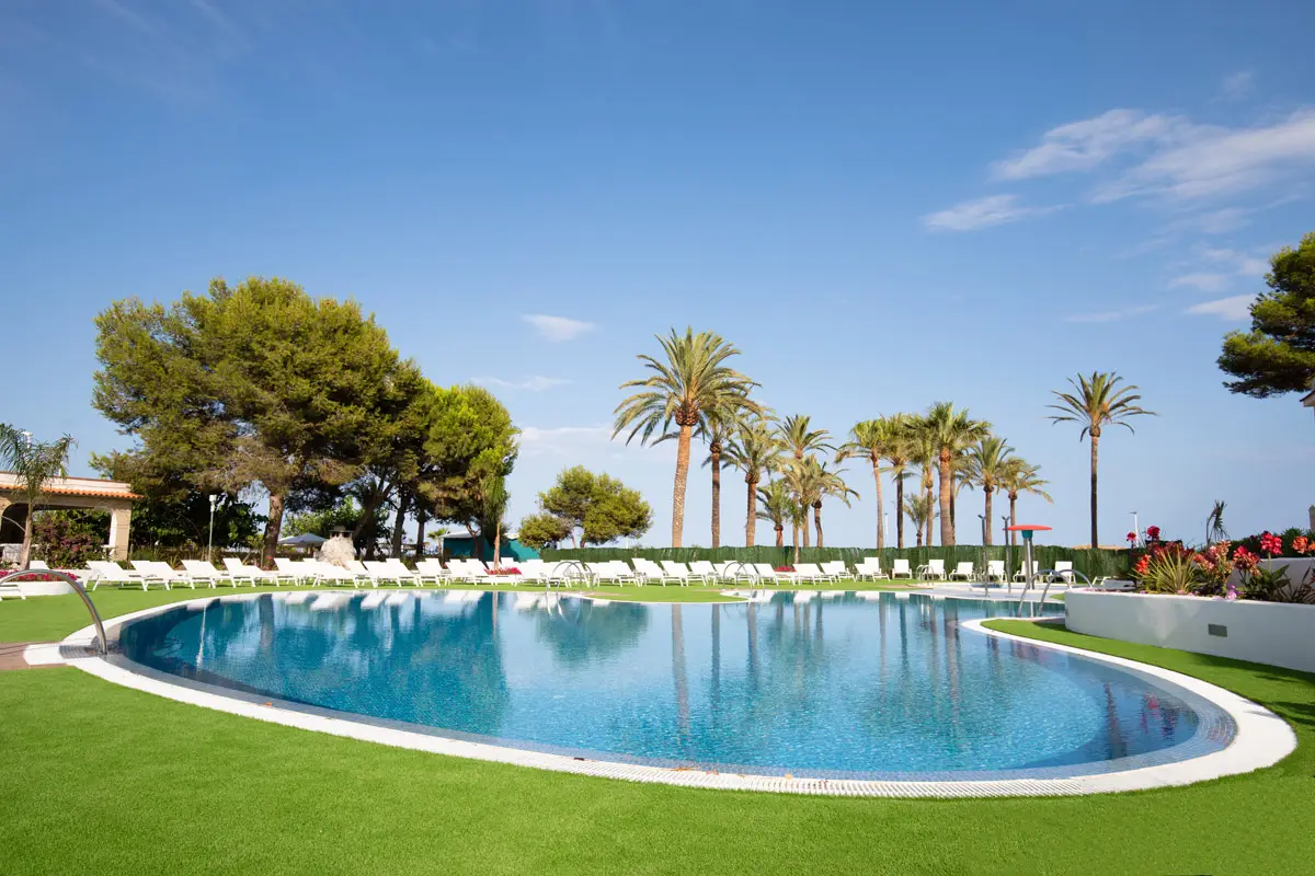 Piscine entre les palmiers de l'appart hôtel Alcossebre Sea Experience, près de la plage du Cargador