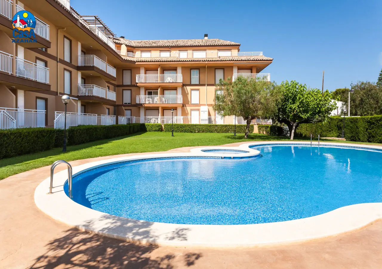 Piscine et jardin des appartements Bovalar, dans le centre d'Alcossebre