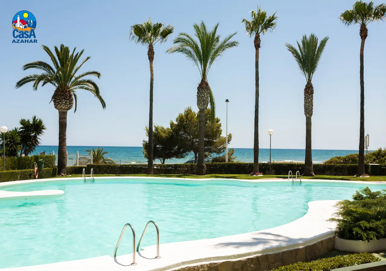 Piscine entre les palmiers face à la mer à la résidence Casablanca, plage Romana d'Alcossebre