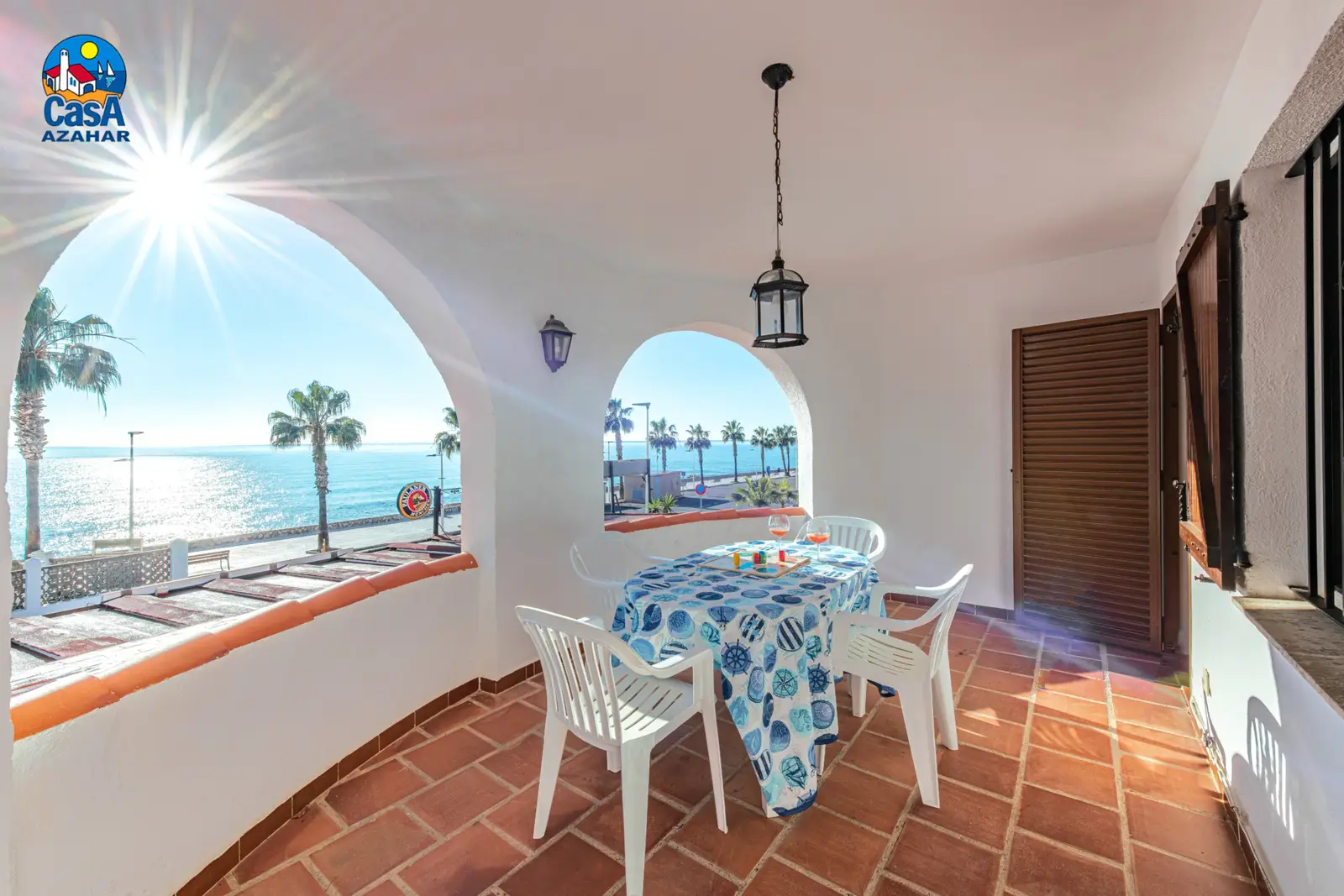 Terrasse avec vue mer d'un appartement Ibiza sur la promenade du Cargador