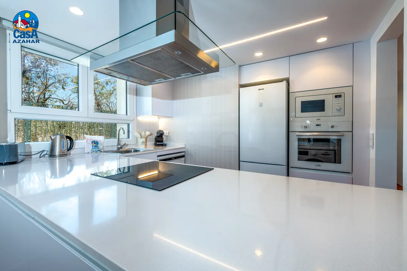 Cuisine américaine avec îlot dans une villa Sunset de trois chambres