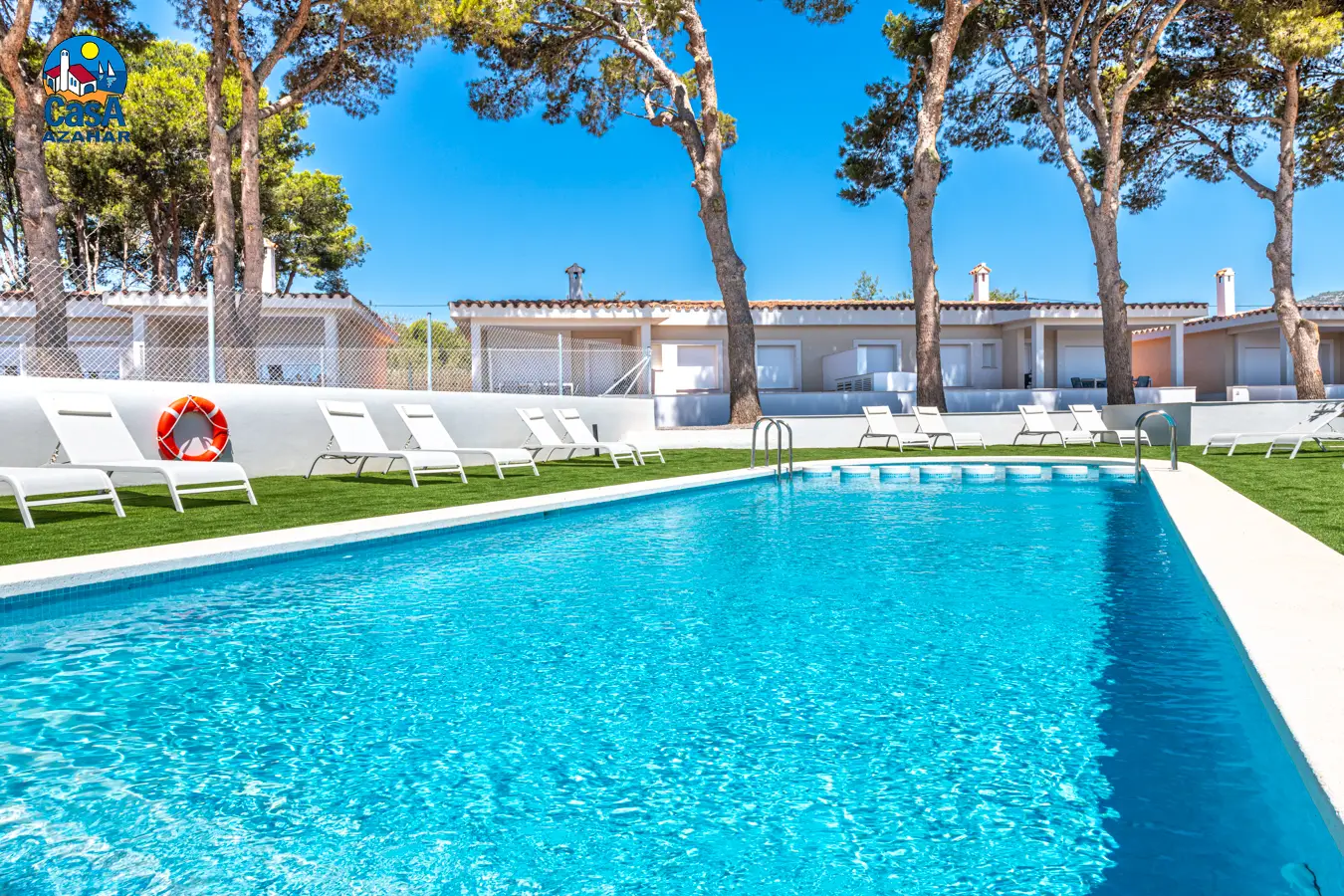 Piscine avec transats et villas des Villas Sunset, location de vacances à Alcossebre