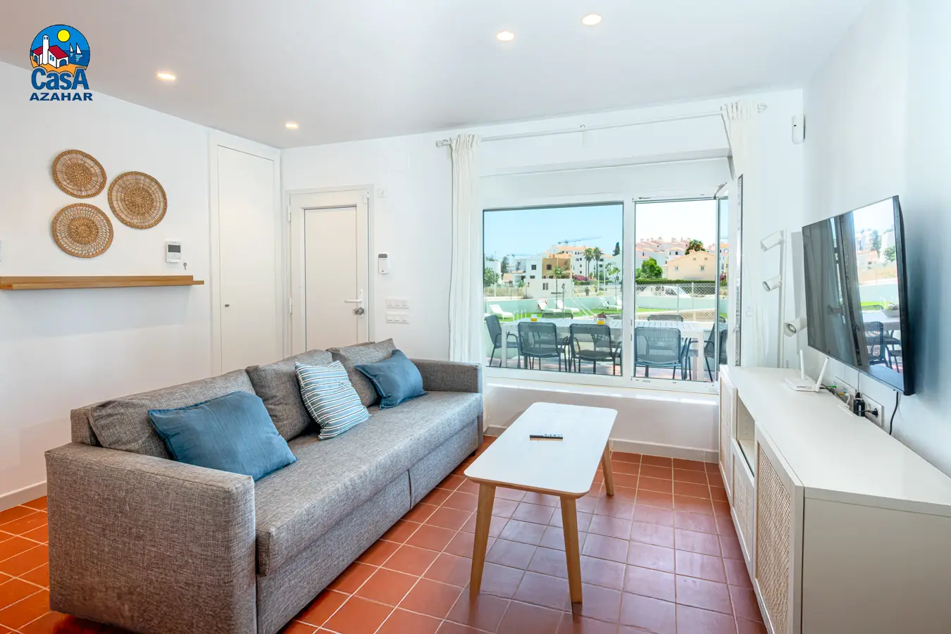 Salón abierto a la terraza en una villa con jardín de Alcossebre
